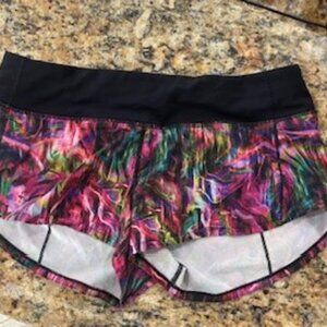 Lululemon speed up short size 6 low rise 2.5 womens multi print - gently worn